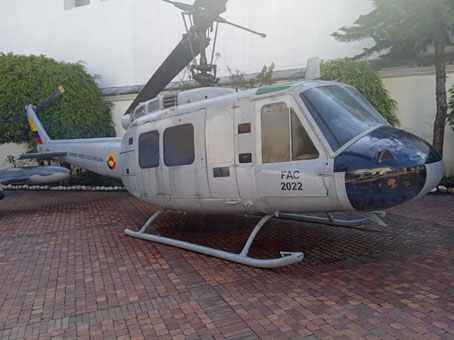 Вертолёт Белл-412 ВВС Колумбии во дворике Военного музея. 