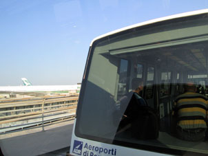 На поезде в аэропорту Рима для переезда из зоны прилёта из Москвы в зону вылета в Южную Америку. Вид на римский аэропорт из поезда, перевозящего транзитных пассажиров.