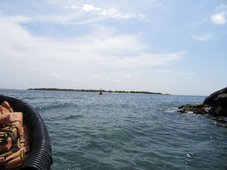Вид с лодки на остров Короля (Isla del Rey).