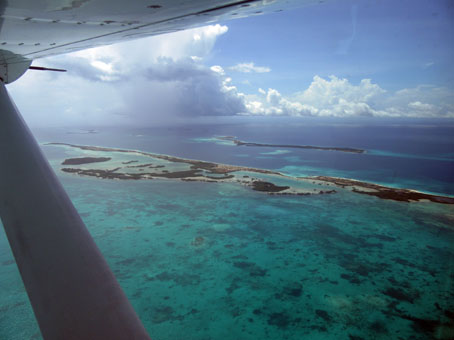 За атоллом Остров Длинный (Isla Larga) расположен атолл Эспенски (Espensky).