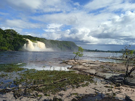 Вид с острова Анатолия на водопад Ача (топор).