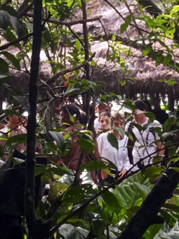 Индеец в традиционной повязке в лагере Уакы Лодж (Wakü lodge) развлекает туристов. Знает по-русски фразу "руссо туристо облико морале".