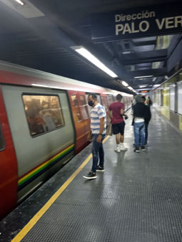 Станция метро Сабана Гранде в Каракасе. Кстати в метро не было карточек для входа и меня пустили бесплатно.