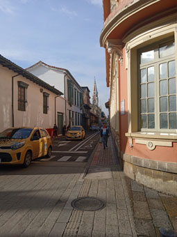 Улочка в историческом центре Боготы.