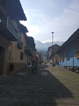 Улочка в историческом центре Боготы.