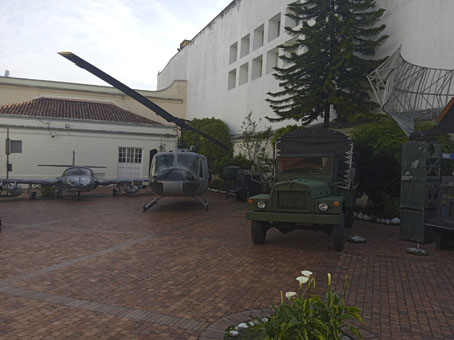 Во дворике Военного Музея в Боготе.