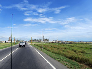 Впереди нефтехимический завод в Мороне.