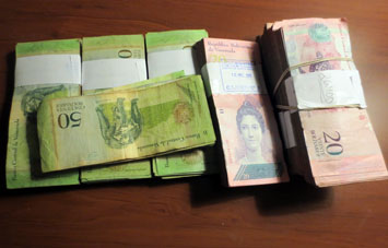 Такую кучу денег я обменял на 130 долларов США.