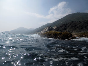 Волны Карибского моря гонят воду в Кату.