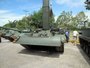 Бронированная ремонтно-эвакуационная машина (БРЭМ-1) на выставке в Маракае.