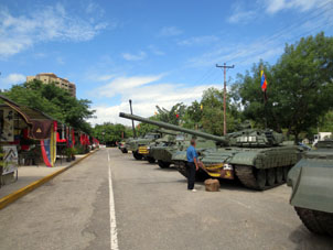 Армейская бронетехника на выставке в парке Армии в Маракае.