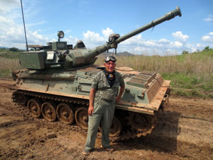 Сфотографировался у танка Скорпион Ц-90.