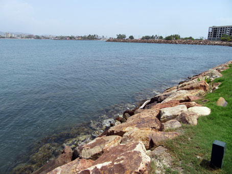 Сразу при входе в воду кораллы.