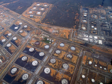 Пролетаем нефтеперерабатывающий завод.
