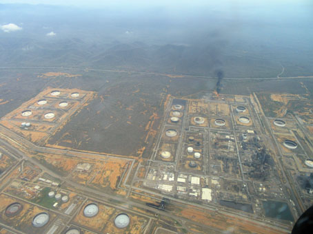 Пролетаем нефтеперерабатывающий завод.