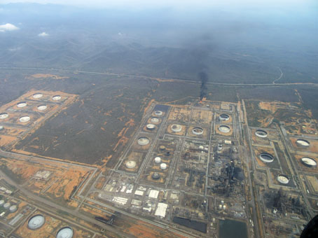 Пролетаем нефтеперерабатывающий завод.