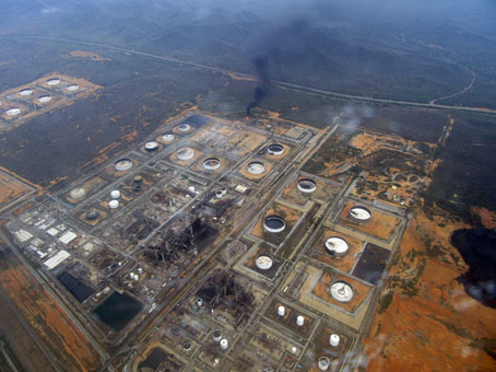 Пролетаем нефтеперерабатывающий завод.