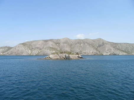 Маленький островок в Карибском море, поросший кактусами.