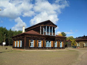 Casa de madera rusa en Siberia Oriental (foto desde Museo Entógráfico de Ulán-Udé).