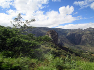 Дорога среди гор в провинции Асуай.