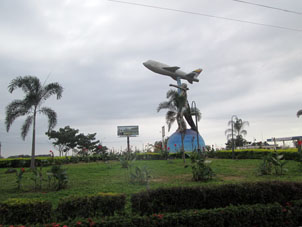Скульптура у поворота на аэропорт Санта Роса.