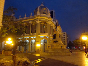 В центре Гуаякиля вечером.