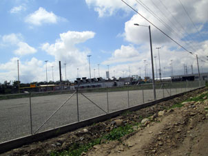 Станция по сжижению газа рядом со стойгородком.