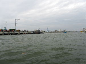 Вид с воды на порт Боливар в Мачале.