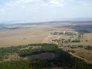Лесочки, поля, водоём и дорога с борта вертолёта Ми-17В5.