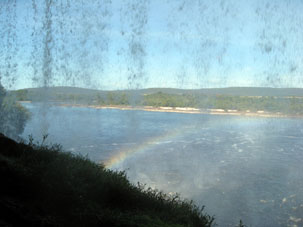 Взгляд на лагуну Канайма из водопада.