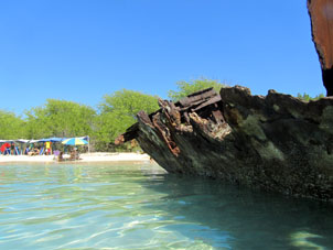 А это взгляд на корабль с поверхности воды.