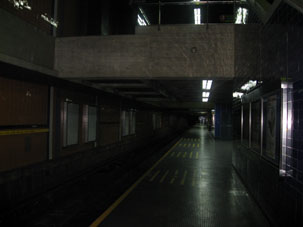 Метро темновато, но чистенькое.