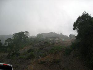 Когда проезжали мимо размываемого склона, начался дождь.