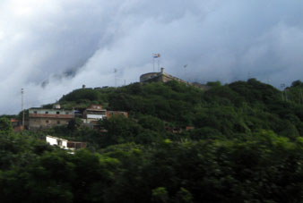Форт покрывается облаками.
