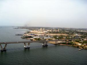 Это - начало моста со стороны города Маракайбо.