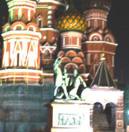 Monumento de ciudadano M&iacute;nin y pr&iacute;ncipe Pozarski frente del Templo de Vasilio Pl&aacute;cido en la Plaza Roja de Mosc&uacute;.