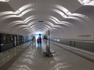 Estación  Lesopárkovaya (Parque Forestal) de la línea Bútovskaya del metro de Moscú.