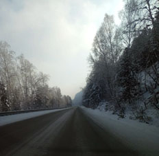 Carretera de Sayanogorsk a la estación hidroléctrica Sayano'Shúshenskaya.