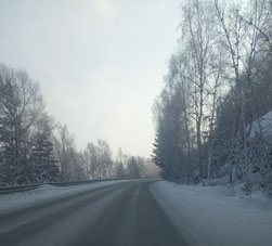 Carretera de Sayanogorsk a la estación hidroléctrica Sayano'Shúshenskaya.