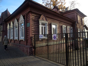 Colegio infantil en casa antigua de madera en la c. de Kaluga.