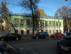 Casa antigua, la planta alta de la cual fue construida mucho más tarde (y de madera) en la ciudad de Kaluga.