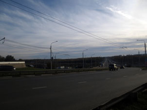 Puente a través del río Oká en la ciudad de Kaluga.