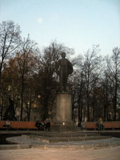 Monumento de V.I. Uliánov (Lenin) frente de la Universidad de Kazáñ donde él era estudiante.