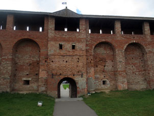 Paso para peatotenes a través de la muralla sureña del Kremlin de Kolomna.