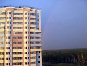 Vista desde mi ventana. Arco iris y casa cercana.