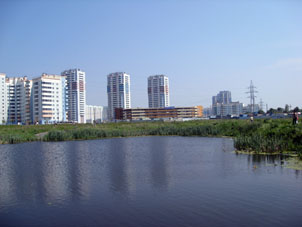Lago y casas nuevas en la calle Brusílova.