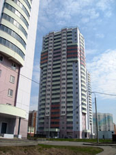 Casas nuevas en la calle Brusílova.
