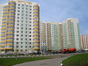 Casas nuevas en la calle Brusílova.