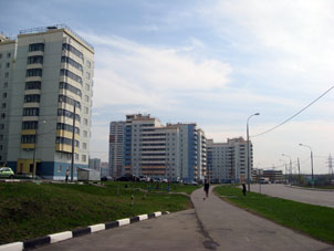 Casas nuevas en la calle Brusílova.