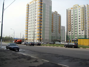 Casas nuevas en la calle Brusílova.